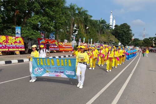 Image for article ​Batam, Indonesia: Practicantes de Falun Dafa invitados a participar en un desfile cultural recibieron cuatro reconocimientos