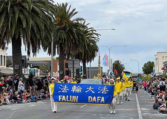 Image for article Australia Meridional: Falun Dafa admirado en los desfiles navideños