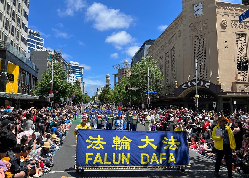Image for article Auckland, Nueva Zelanda: Los principios de Falun Dafa son aplaudidos en tres desfiles navideños