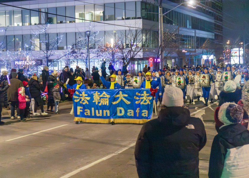 Image for article Toronto, Canadá: Falun Dafa es bienvenido en cuatro desfiles navideños