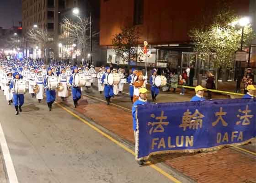 Image for article Pensilvania, EE.UU.: La rica herencia cultural de China ejemplificada por los practicantes de Falun Dafa son elogiados en el desfile navideño de Filadelfia
