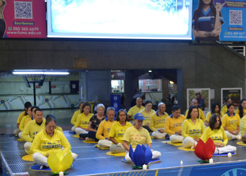 Image for article Colombia: Los principios rectores de Falun Dafa resuenan entre los transeúntes durante los eventos en Medellín