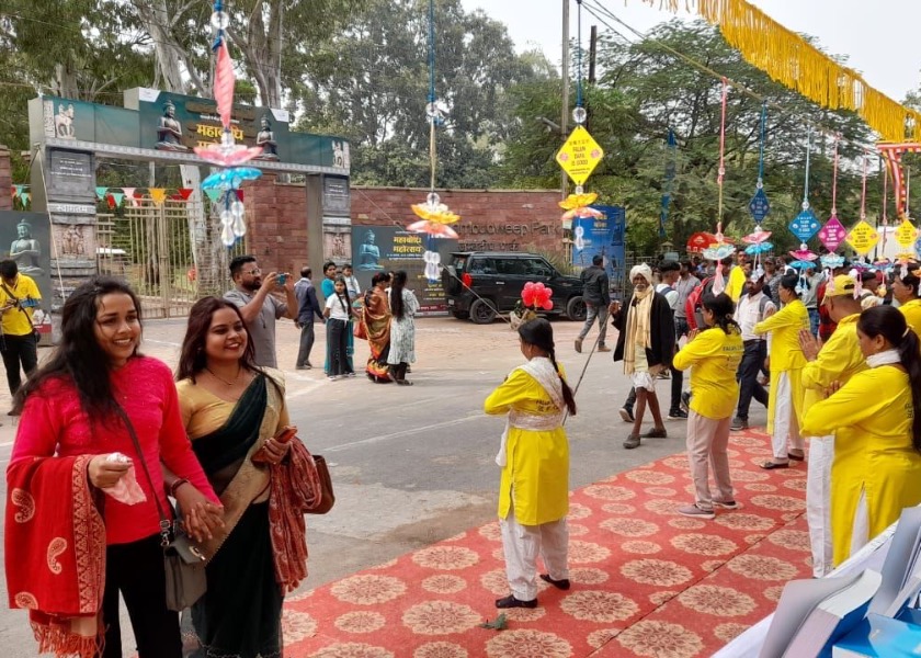Image for article Sanchi, India: Falun Dafa es bien recibido en el Festival Mahabodhi