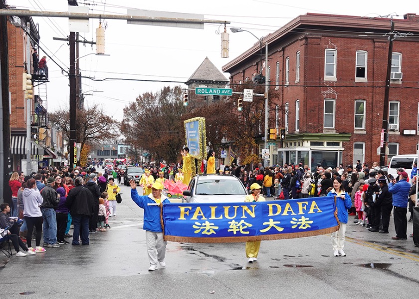 Image for article Baltimore, EE. UU.: Practicantes de Falun Dafa participan en el Desfile Anual de Navidad