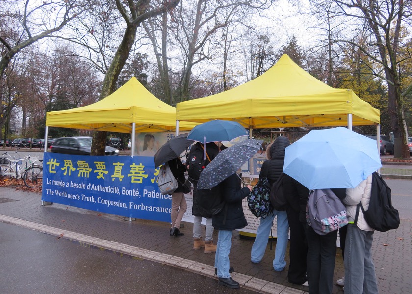Image for article Francia: Practicantes europeos de Falun Dafa conmemoran el Día Internacional de los Derechos Humanos y generan conciencia sobre la persecución en China
