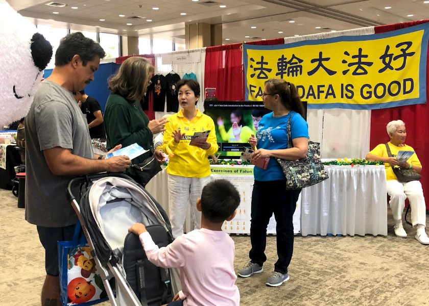 Image for article Hawái, EE. UU.: Falun Dafa es bienvenido en el Mercado Navideño