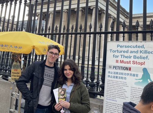 Image for article ​Turistas expresan su apoyo a Falun Dafa durante actividades fuera del Museo Británico en Londres
