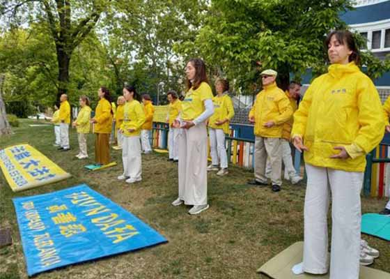 Image for article España: Los practicantes realizan un evento frente a la Embajada de China para conmemorar la Apelación Pacífica del 25 de Abril