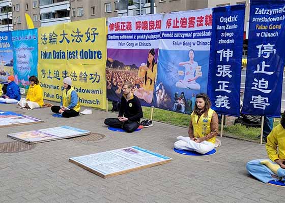 Image for article ​Polonia: practicantes de Falun Dafa piden el fin de la persecución frente al Consulado y la Embajada chinos