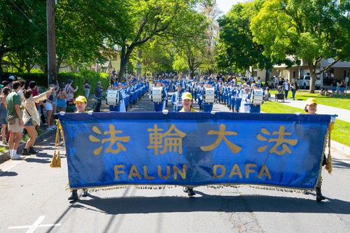 Image for article California, EE.UU: Practicantes de Falun Dafa participan en el desfile del Día del Picnic en UC Davis