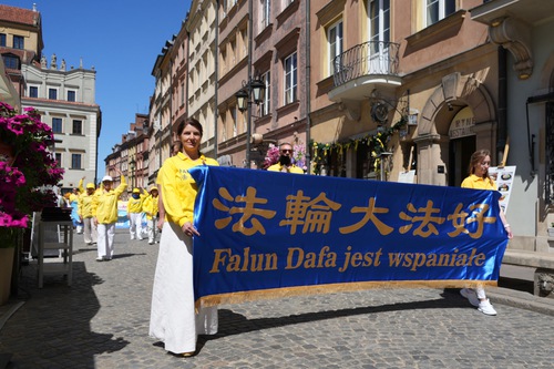 Image for article Varsovia, Polonia: Práctica grupal y desfile para celebrar el Día Mundial de Falun Dafa