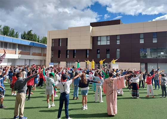 Image for article ​España: Maestros, estudiantes y padres aprenden los ejercicios de Falun Dafa