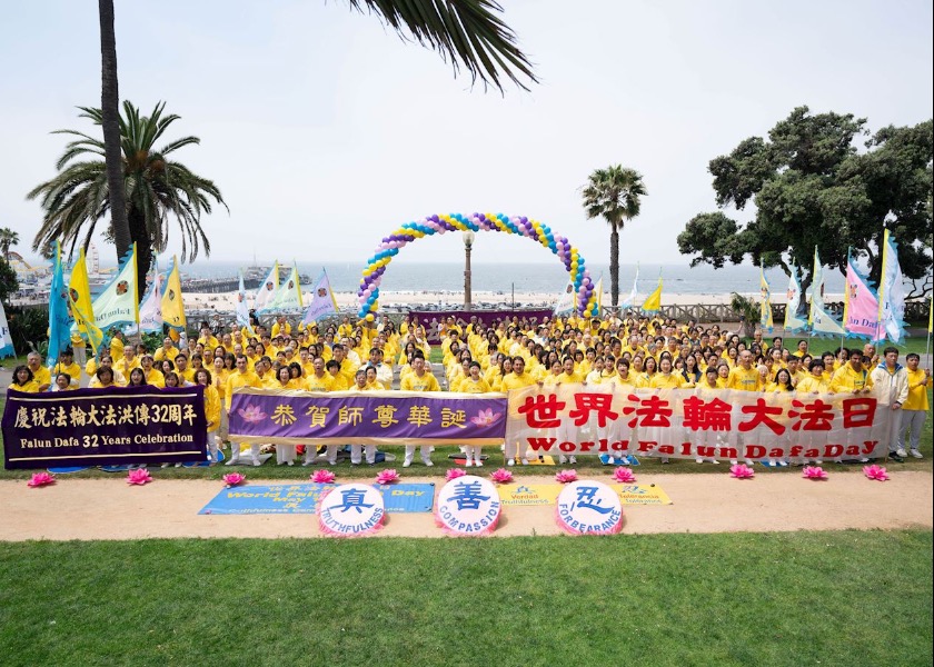 Image for article ​Los Ángeles, EE.UU.: Practicantes celebran el Día Mundial de Falun Dafa en la playa de Santa Mónica