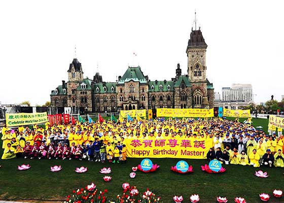 Image for article Canadá: Miembros del Parlamento se unen a los practicantes para celebrar el Día Mundial de Falun Dafa en la Colina del Parlamento