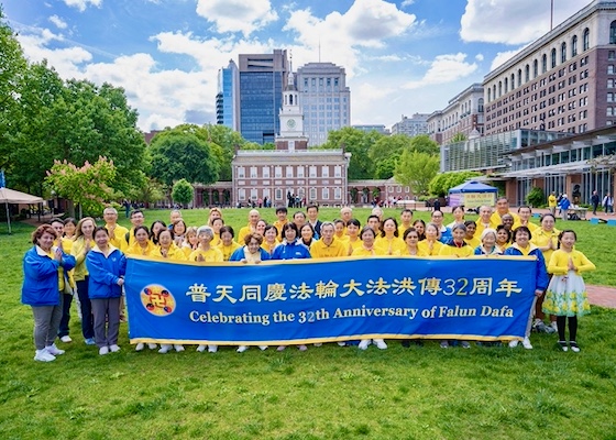 Image for article Pennsylvania, EE. UU.: Celebración del Día Mundial de Falun Dafa en la Plaza de la Independencia de Filadelfia