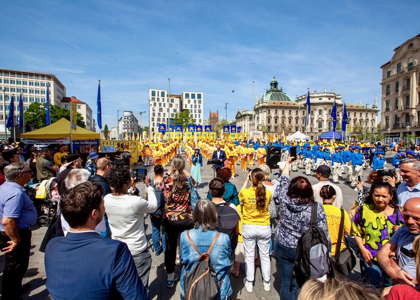 Image for article Múnich, Alemania: Celebrando el Día Mundial de Falun Dafa con una manifestación y marcha a gran escala