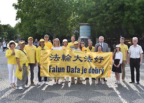 Image for article Eslovaquia: La celebración del Día Mundial de Falun Dafa en Bratislava atrae el apoyo de los diputados y el público