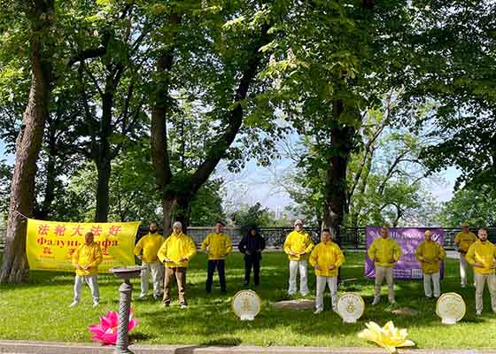 Image for article Ucrania: Practicantes transmiten el mensaje de esperanza a través de las celebraciones del Día de Falun Dafa