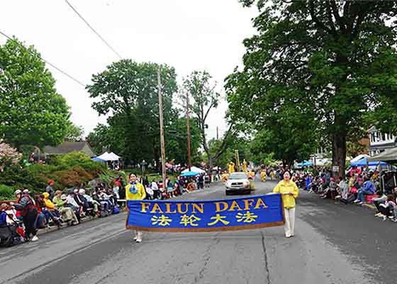 Image for article Virginia, EE. UU: Falun Dafa bienvenido en el desfile del festival de Winchester