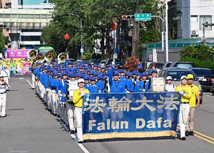 Image for article Taichung, Taiwán: La gente admira y apoya el desfile de los practicantes de Falun Gong para conmemorar el 25 aniversario de la Apelación Pacífica del 25 de Abril