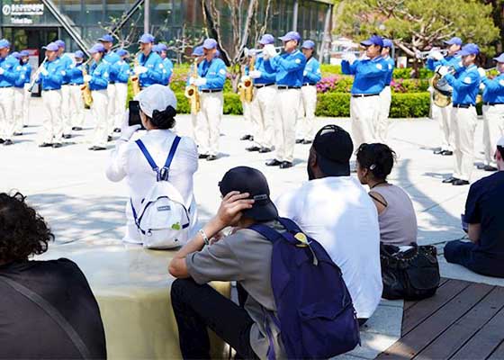 Image for article Corea del Sur: residentes de Seúl elogian a la Banda Marchante Tian Guo