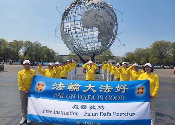 Image for article ​Flushing, Nueva York: Voluntarios en un estand de información diaria de Falun Dafa celebran el Día Mundial de Falun Dafa