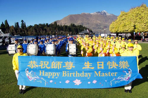 Image for article Queenstown, Nueva Zelanda: La gente elogia Falun Dafa durante un evento para celebrar el Día Mundial de Falun Dafa