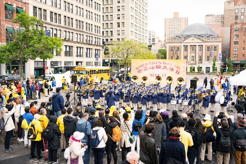 Image for article Manhattan, Nueva York: Celebrando el Día Mundial de Falun Dafa en Union Square