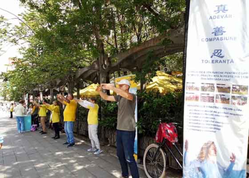 Image for article Rumania: los practicantes realizan una serie de actividades para presentar Falun Dafa