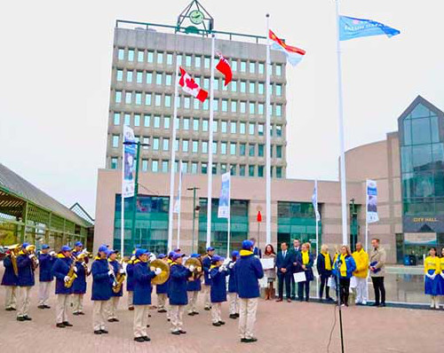 Image for article ​Barrie, Canadá: Una ceremonia de izamiento de bandera honra el Día Mundial de Falun Dafa