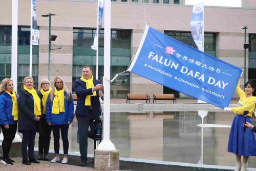 Image for article “Un logro extraordinario con muy pocos paralelos en todo el mundo” (2.ª Parte): Ceremonias de izamiento de bandera en 11 ciudades de Canadá honran el Día Mundial de Falun Dafa