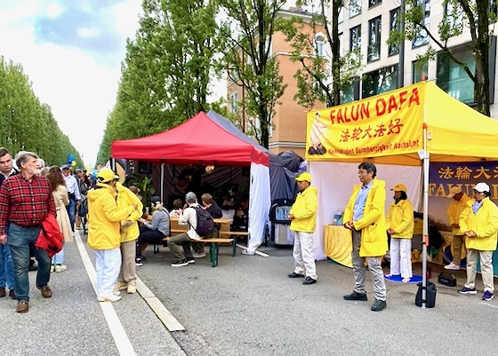 Image for article ​Munich, Alemania: La gente aprende sobre Falun Dafa durante un festival callejero de verano