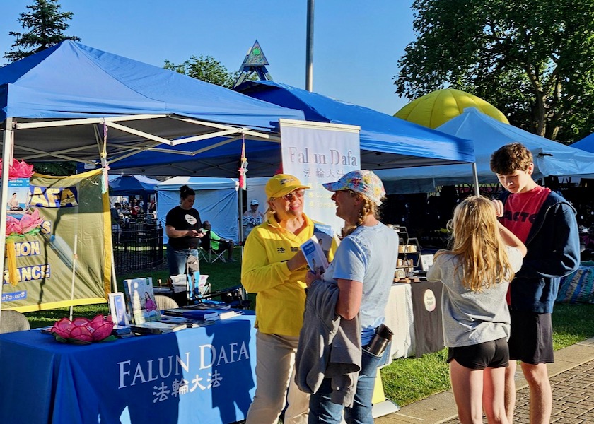 Image for article Chicago, EE.UU.: La gente aprende sobre Falun Dafa durante el festival suburbano