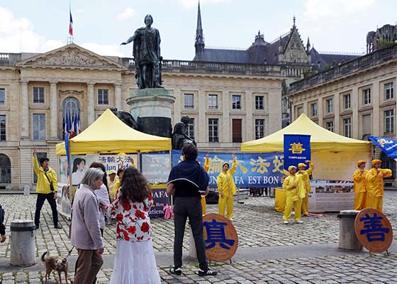 Image for article Presentando de Falun Dafa en Reims, Francia