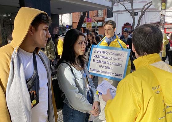 Image for article Argentina: Celebrando el Día Mundial de Falun Dafa, los practicantes presentan Falun Dafa al público