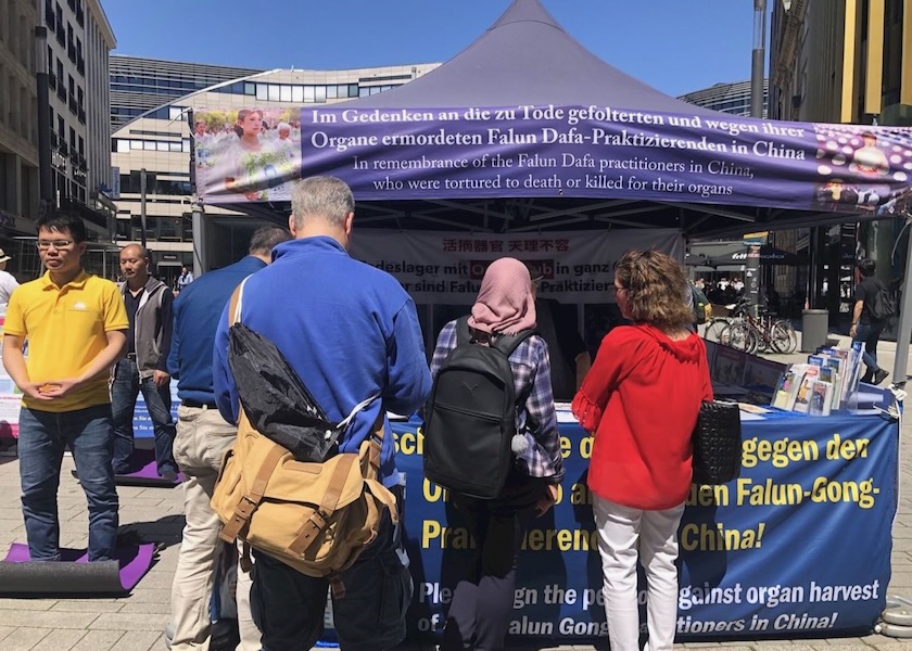 Image for article Alemania: Presentación de Falun Dafa en Düsseldorf y generando conciencia sobre la persecución