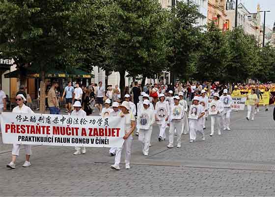 Image for article República Checa: Manifestación y marcha en Praga presentan Falun Dafa y crean conciencia sobre la persecución