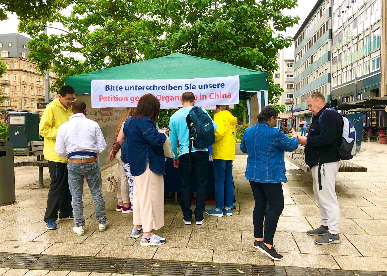 Image for article Alemania: la gente apoya a Falun Dafa durante un evento en Mannheim