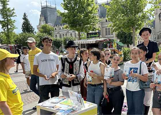 Image for article Rumania: la gente apoya los esfuerzos de los practicantes de Falun Dafa para poner fin a la persecución