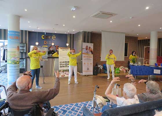 Image for article Presentando Falun Dafa en una residencia de ancianos en Drancy, Francia