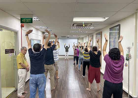Image for article Singapur: Familiares y amigos asisten al taller gratuito de Falun Dafa
