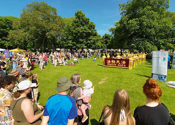 Image for article Escocia: La gente aprende Falun Dafa en el Meadows Festival de Edimburgo