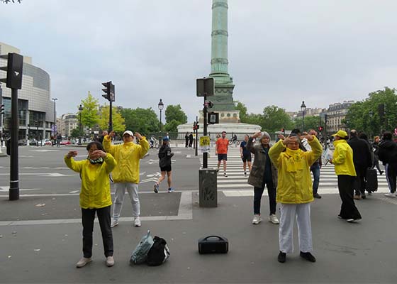 Image for article Francia: Los parisinos responden a las actividades de Falun Dafa en la Plaza de la Bastilla