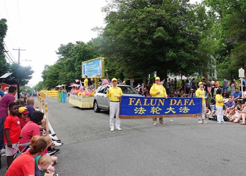 Image for article Washington D. C., EE. UU: Los espectadores aprenden sobre Falun Dafa de los practicantes en el Desfile del Día de los Caídos