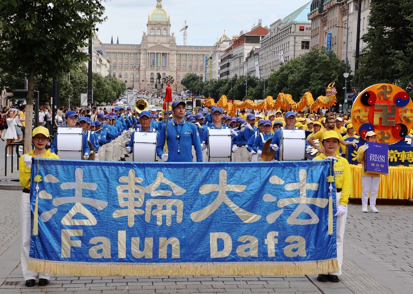 Image for article El desfile de Falun Dafa en Praga aporta una dimensión única a la capital histórica