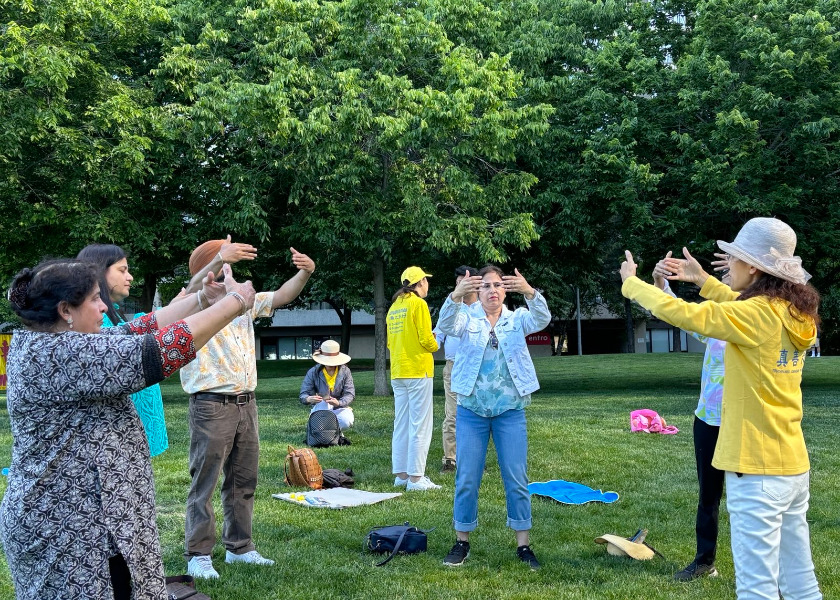 Image for article Toronto, Canadá: La gente conoce sobre Falun Dafa en el Festival del Bote del Dragón