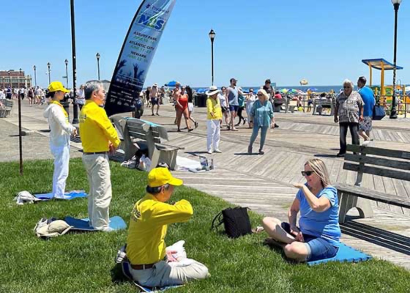 Image for article Nueva Jersey: Turistas aprenden los ejercicios de Falun Dafa en Asbury Park