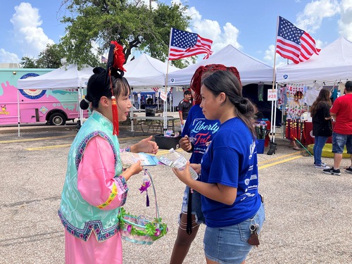 Image for article Residentes de Houston elogian los principios de Falun Dafa durante el Festival del Día de la Independencia