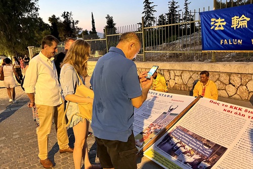 Image for article Grecia: La gente alienta a los practicantes en el evento que marcan los 25 años de la persecución