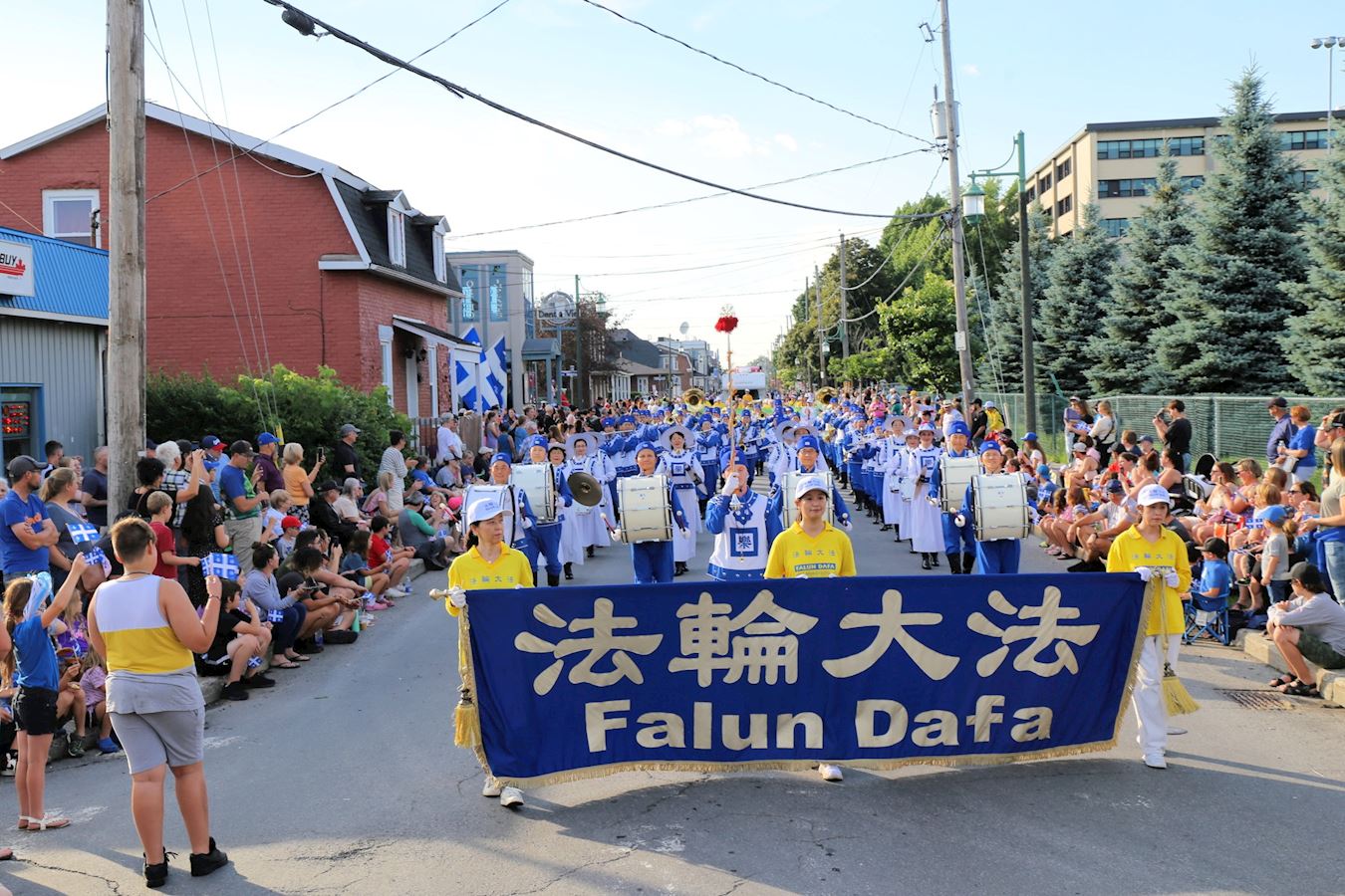 Image for article Canadá: Espectadores disfrutan de la actuación de Falun Dafa en el desfile festivo nacional de Quebec